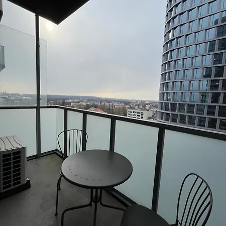 Global L With Balcony L Sky Tower L *